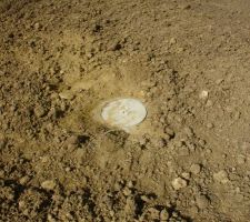 Le puisard avec sa plaque en béton.Il est profond de 3 mètres.Il faudra que je securise l'accès.