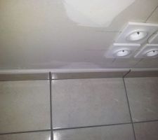 Défaut de planéité visible avec le joint des plinthes.