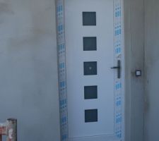 Porte d'entrée et son perron carrelé