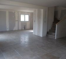 Pièce à vivre et escalier carrelés