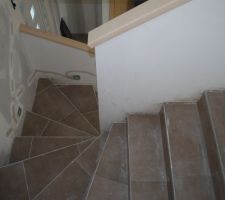 Escalier carrelé spots posés