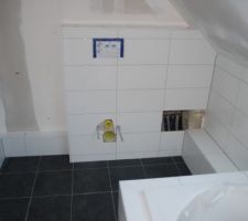 Salle de bain du haut
Carrelage noir et faïence blanche