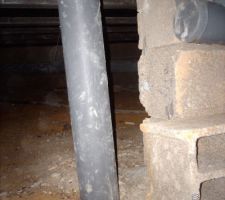 Apr&egrave;s avoir casser la poutrelle on met un peu de ciment maintenu avec un boue de bois et un tube PVC