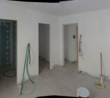 Une vue de la chambre 01... Avec un aperçu du dressing, et de la salle d'eau privative :)