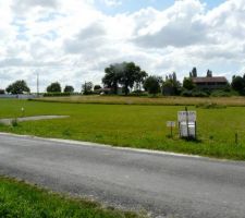 Le terrain est pr&ecirc;t, acc&egrave;s et branchement d'eau r&eacute;alis&eacute;s. En attente du d&eacute;marrage de chantier.