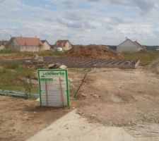 La datte vue de l'entr&eacute;e avec le panneaux du permis de construire