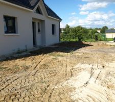 Mise en place des terres devant la maison