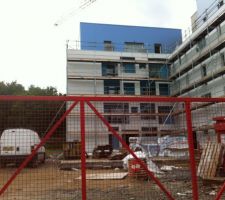 Au dernier étage, c'est des plaque de métal, 
en facade un beige / blanc
et les balcons seront bleu facon skype