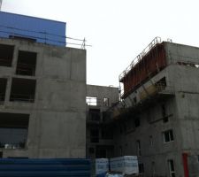 Ay&eacute; le batiment en face est construit. 
je trouve que ca fait vachement pr&egrave;s, on pourra se passer le sel comme ca.