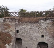 Mise en place de balustrade,ce n'est pas tr&eacute;s &eacute;sth&eacute;tique mais pour l'instant &ccedil;a fera l'affaire, c tjr moins dangereux!