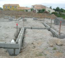 Soubassement en cours. Entrée de la maison.