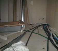 Le futur salon, avec la baignoire