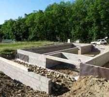 Prise de vue depuis le jardin qui n est encore qu un tas de terre..