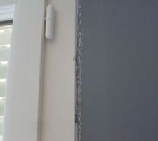 Surtout si vous faite construire avec CTVL n'oubliez pas de demander qu'il vous applique bien du silicone qui peut être peint car voici le résultat! et de plus des vrais cochons ils ont fait ça à l'arrache non régulier voir les autres photos encore bravo CTVL!!!!!!!!!!!!!
