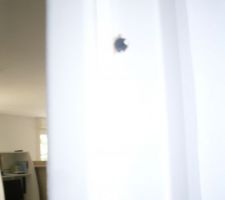 L'interieur des portes la menuiserie ils n'ont même pas reboucher les visseries sur la totalité de leur porte.