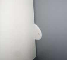 Voci un autre exemple de la cuisine c'est la prise que nous avons modifier et remplacer par un cache.
Nous avions fait la peinture avant car loin de la nous aurions pensé que notre vendeur qui est celui qui vend des maisons CTVL n'aurait pas fait correctement son travail pour communiquer les plans de la cuisine au chef de travaux !