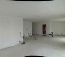 La sous couche est terminée, y'en a partout ! Ca illumine la pièce ceci dit, vivement les couches de peinture finales !