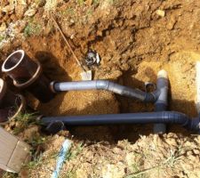 Assainissement. Pose des regards en gr&eacute;s verniss&eacute; Eaux Us&eacute;es et Eaux Pluviales