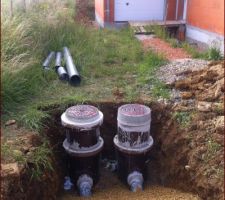 Assainissement. Pose des regards en gr&eacute;s verniss&eacute; Eaux Us&eacute;es et Eaux Pluviales.
