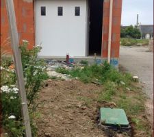 Le compteur d'eau qui était face à la porte du garage a été déplacé sur le côté...