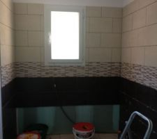 Debut de la pose de la faience salle de bain