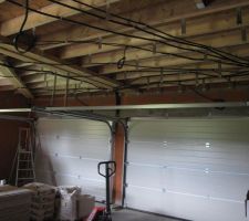Le plaquiste a mis les suspentes pour poser l'isolation et le placo au plafond du garage.Il a aussi installé les rails devant servir à l'ouverture des deux portes de garage