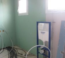 Les plombiers ont aussi percé la dalle et installé, au RDC, le bâti-support Rapid'SL de marque Grohé dans la salle de bains et les WC