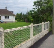 La cl&ocirc;ture &agrave; ouvrir pour l'acc&egrave;s au terrain