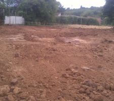 Ajd j ai profite du terrasement de la maison d a cote et de la presence du une grue sur plave pour faire etaler le plus gros des monts de terre , il restera plus que a finir de mettre en place plus tard ...