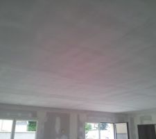 Premi&egrave;re couche d'enduit sur le plafond