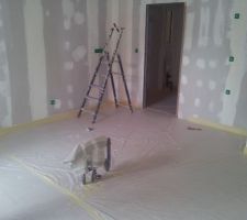 Bachage du sol au niveau du salon avant les travaux d'enduit (c&ocirc;t&eacute; cuisine)