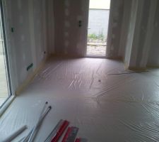 Bachage du sol au niveau du salon avant les travaux d'enduit