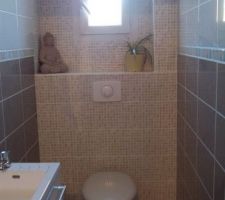 Le toilette tout faiencé, et tout fait par mon homme...beau travail quand même!!