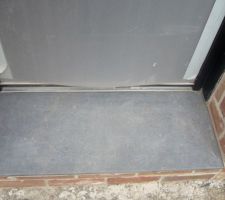 Seuil en pierre de Soignie.