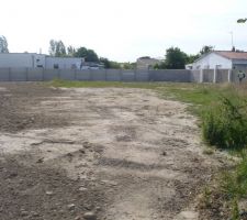 Vu de la rue, terrain a &eacute;t&eacute; clotur&eacute; au fond