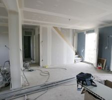 Vue panoramique de la pièce à vivre avec l'escalier en place