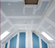 Futur "espace chambre" (lol) avec trappe et conduit cheminée (snif)