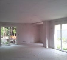 Seconde couche d'enduit au plafond et premi&egrave;re couche au murs