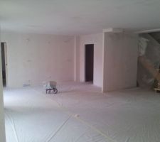 Seconde couche d'enduit au plafond et première couche au murs du RDC