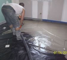 Coulage chape liquide agilia de lafarge C autonivelante et autolissante, un regal pour la pose de carrelage parait il....