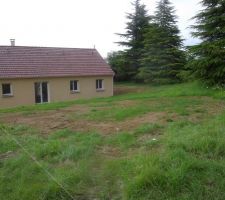 Voici une vue générale de la maison du bonheur, prise le 11 juin, du côté où sera la terrasse.

A droite, les magnifiques cèdres...