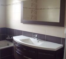 Meuble   baignoire dans la grande salle de bain