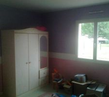 Chambre de la petite fille avec quelques cartons qui trainent encore mais ça ne va pas durer...