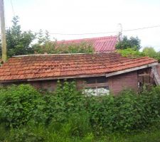 Le petit garage va bient&ocirc;t tomber