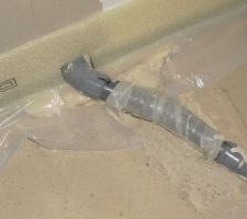 Tuyaux évacuation lavabo qui dépasse du ravoirage