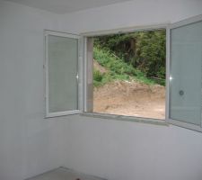 Peinture blanche chambre fille, le parquet sera bleu avec stickers Annah Montana