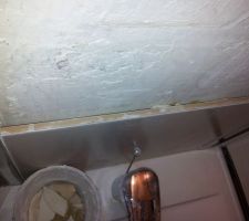 Les carreaux sont coll&eacute;s....