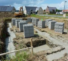 Vue d'ensemble du chantier : la semelle a &eacute;t&eacute; coul&eacute;e, les parpaings ont &eacute;t&eacute; livr&eacute;s sur site