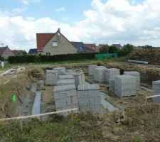 Vue d'ensemble du chantier : la semelle a &eacute;t&eacute; coul&eacute;e, les parpaings ont &eacute;t&eacute; livr&eacute;s sur site