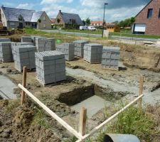La semelle a été coulée, les parpaings ont été livrés sur site